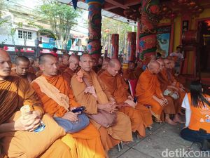 Tiba di Magelang, Biksu Thudong Bermalam di Kelenteng Liong Hok Bio