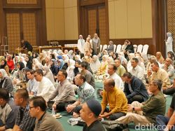 Pengusaha hingga Promotor Musik Ikuti Manasik Praktik di Hotel Sultan