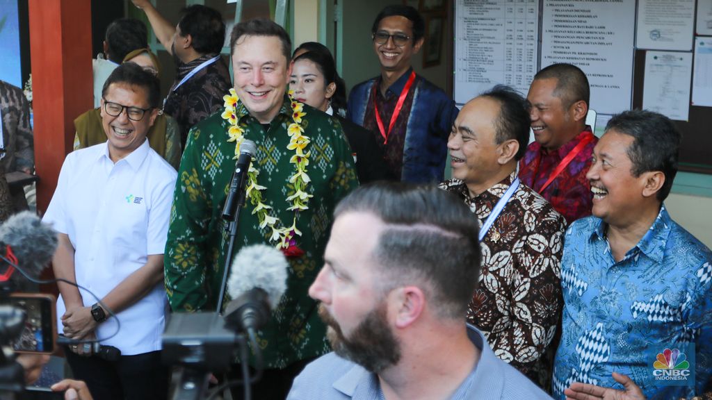 Pengusaha teknologi asal Amerika Serikat (AS), Elon Musk saat mengunjungi Puskesmas Pembantu (Pustu) Sumerta Kelod di Denpasar, Bali, Minggu (19/5/2024). (CNBC Indonesia/Faisal Rahman)