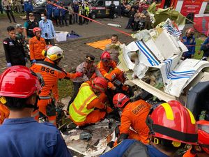Pesawat Latih Jatuh di BSD Usai Pulang Survei dari Tanjung Lesung Pesawat Latih Jatuh di BSD Usai Pulang Survei dari Tanjung Lesung