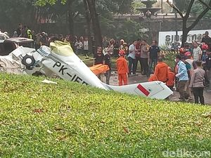 Korban Pesawat Jatuh di BSD Tangsel Dibawa ke RS Polri Korban Pesawat Jatuh di BSD Tangsel Dibawa ke RS Polri