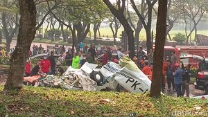 Foto-foto Pesawat Latih Jatuh di Kawasan BSD