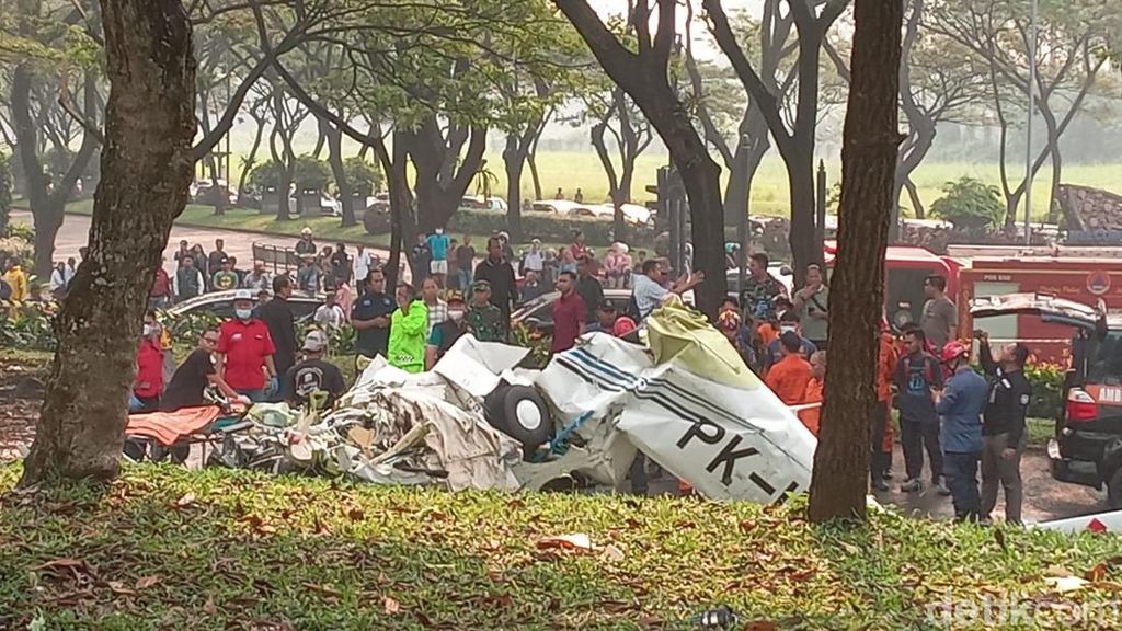 Foto-foto Pesawat Latih Jatuh di Kawasan BSD Foto-foto Pesawat Latih Jatuh di Kawasan BSD