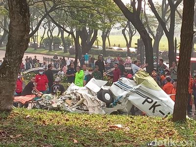 Foto-foto Pesawat Latih Jatuh di Kawasan BSD