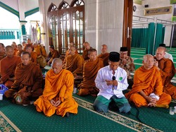 Viral Biksu Thudong Istirahat di Masjid Dalam Perjalanan Menuju Borobudur