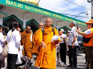 Suguhan Teh dan Dawet untuk Biksu Thudong Saat Singgahi Masjid di Temanggung