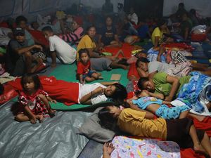 Potret Warga Terdampak Erupsi Gunung Ibu di Pengungsian