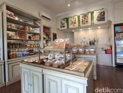 Menyantap Roti Sisir Lembut Ditemani Segelas Cokelat Hangat