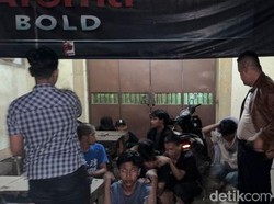 Polisi Tangkap 11 Remaja Hendak Tawuran di Cibinong, Sita 4 Celurit