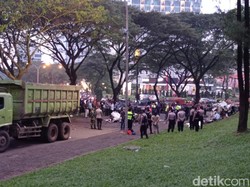 Penampakan Pesawat Latih Jatuh di BSD Tangsel Dievakuasi Pakai Truk