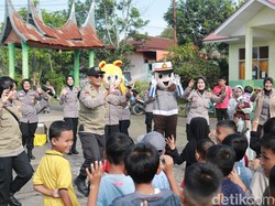 SSDM Polri Hibur Anak Korban Banjir Bandang di Tanah Datar