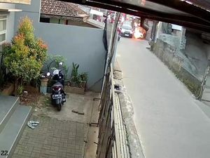 Viral Mobil Ugal-ugalan Tabrak Gerobak Kupat Tahu di Bandung Viral Mobil Ugal-ugalan Tabrak Gerobak Kupat Tahu di Bandung