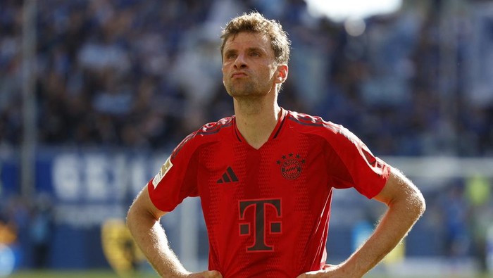 Soccer Football - Bundesliga - TSG 1899 Hoffenheim v Bayern Munich - PreZero Arena, Sinsheim, Germany - May 18, 2024 Bayern Munichs Thomas Mueller looks dejected after the match REUTERS/Heiko Becker DFL REGULATIONS PROHIBIT ANY USE OF PHOTOGRAPHS AS IMAGE SEQUENCES AND/OR QUASI-VIDEO.