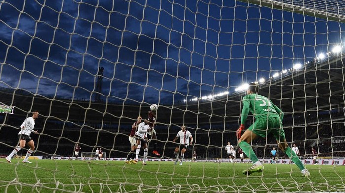 TURIN, ITALY - MAY 18: Duvan Zapata of Torino scores goal during the Serie A TIM match between Torino FC and AC Milan at Stadio Olimpico di Torino on May 18, 2024 in Turin, Italy. (Photo by Image Photo Agency/Getty Images)