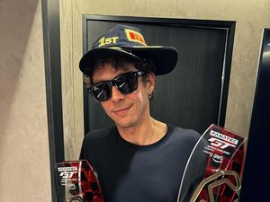 Valentino Rossi Menang Balapan Lagi!