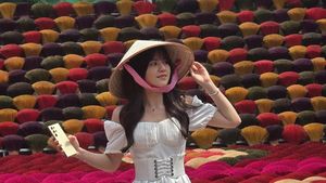Pesona Vonzy Jadi Gadis Vietnam, Pakai Topi Caping