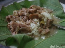 Bayar Rp 5.000 Kamu Bisa Nikmati Nasi Tewel Sedap di Warung Legendaris Ini
