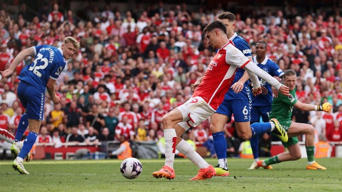 LONDON, ENGLAND - MAY 19: Kai Havertz of Arsenal scores his teams second goal during the Premier League match between Arsenal FC and Everton FC at Emirates Stadium on May 19, 2024 in London, England. (Photo by Julian Finney/Getty Images)