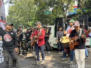 Suara Penyanyi Jalanan Soroti Kemiskinan di Bandung
