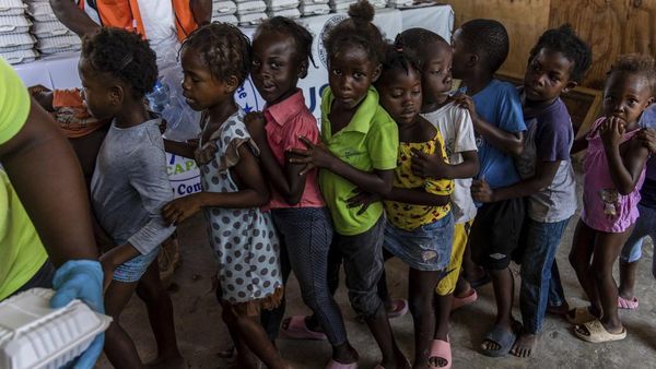 Anak-anak di Haiti Antre Makanan Ditengah Ketegangan Geng Kriminal