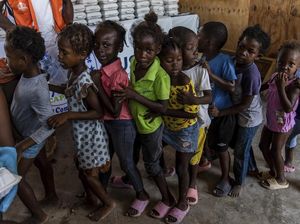 Anak-anak di Haiti Antre Makanan Ditengah Ketegangan Geng Kriminal Anak-anak di Haiti Antre Makanan Ditengah Ketegangan Geng Kriminal