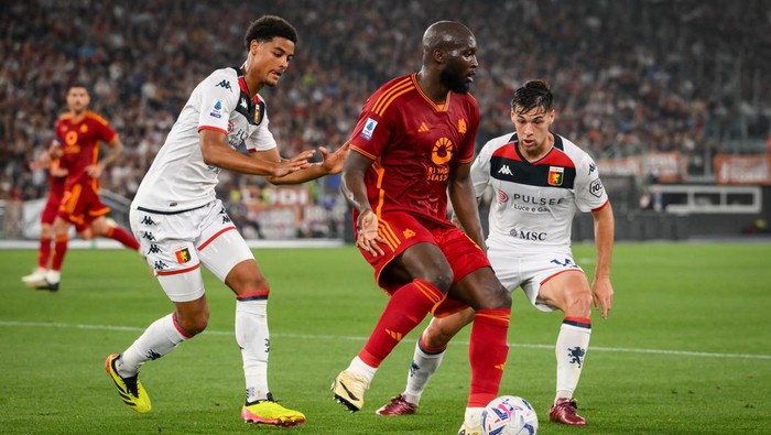 ROME, ITALY - MAY 19: Romelu Lukaku of AS Roma competes for the ball during the Serie A TIM match between AS Roma and Genoa CFC at Stadio Olimpico on May 19, 2024 in Rome, Italy. (Photo by Fabio Rossi/AS Roma via Getty Images)