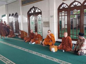 Viral Biksu Thudong Istirahat di Masjid Bengkal Temanggung, Ini Kata Takmir