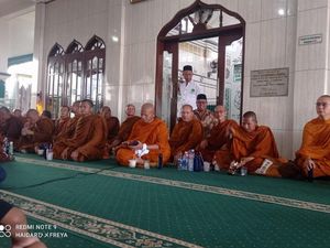 Momen Kehangatan Saat Rombongan Biksu Thudong Mampir Masjid di Temanggung