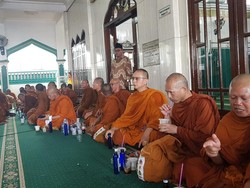 Saat Istirahat di Masjid Temanggung, Biksu Thudong Merasa Seperti Keluarga