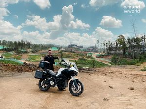 Bule Keliling Dunia Naik Motor Listrik, Kini Mendarat di IKN