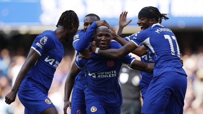 Soccer Football - Premier League - Chelsea v AFC Bournemouth - Stamford Bridge, London, Britain - May 19, 2024  Chelseas Moises Caicedo celebrates scoring their first goal with teammates Action Images via Reuters/John Sibley EDITORIAL USE ONLY. NO USE WITH UNAUTHORIZED AUDIO, VIDEO, DATA, FIXTURE LISTS, CLUB/LEAGUE LOGOS OR LIVE SERVICES. ONLINE IN-MATCH USE LIMITED TO 120 IMAGES, NO VIDEO EMULATION. NO USE IN BETTING, GAMES OR SINGLE CLUB/LEAGUE/PLAYER PUBLICATIONS. PLEASE CONTACT YOUR ACCOUNT REPRESENTATIVE FOR FURTHER DETAILS..