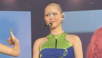 7 Foto Transformasi Idol Wanita Tampil Botak Saat Konser Bikin Fans Syok