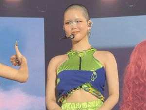 7 Foto Transformasi Idol Wanita Tampil Botak Saat Konser Bikin Fans Syok