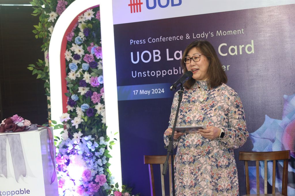 Consumer Banking Director UOB Indonesia Cristina Teh Tan memberikan sambutan pembuka acara peluncuran desain terbaru UOB Lady's Card di Jakarta, Jumat (17/5/2024).