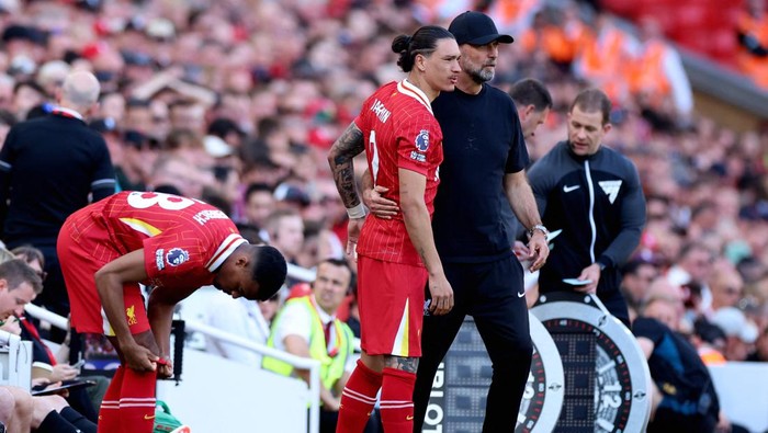 Soccer Football - Premier League - Liverpool v Wolverhampton Wanderers - Anfield, Liverpool, Britain - May 19, 2024 Liverpools Darwin Nunez with manager Juergen Klopp before coming on as substitute REUTERS/Phil Noble EDITORIAL USE ONLY. NO USE WITH UNAUTHORIZED AUDIO, VIDEO, DATA, FIXTURE LISTS, CLUB/LEAGUE LOGOS OR LIVE SERVICES. ONLINE IN-MATCH USE LIMITED TO 120 IMAGES, NO VIDEO EMULATION. NO USE IN BETTING, GAMES OR SINGLE CLUB/LEAGUE/PLAYER PUBLICATIONS. PLEASE CONTACT YOUR ACCOUNT REPRESENTATIVE FOR FURTHER DETAILS..