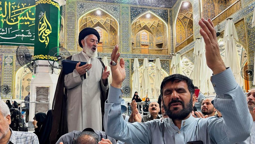 Ekspresi Warga Iran Menanti Kabar Pencarian Helikopter Presiden Raisi Ekspresi Warga Iran Menanti Kabar Pencarian Helikopter Presiden Raisi