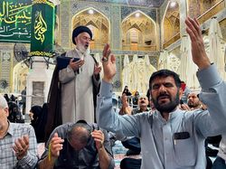 Ekspresi Warga Iran Menanti Kabar Pencarian Helikopter Presiden Raisi