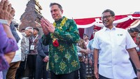 Gaya Elon Musk Resmikan Starlink di Bali, Pakai Batik Bomba Lagi