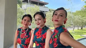 7 Foto Enzy Storia Jadi Bridesmaid, Cantik Pakai Cheongsam dan Makeup Bold