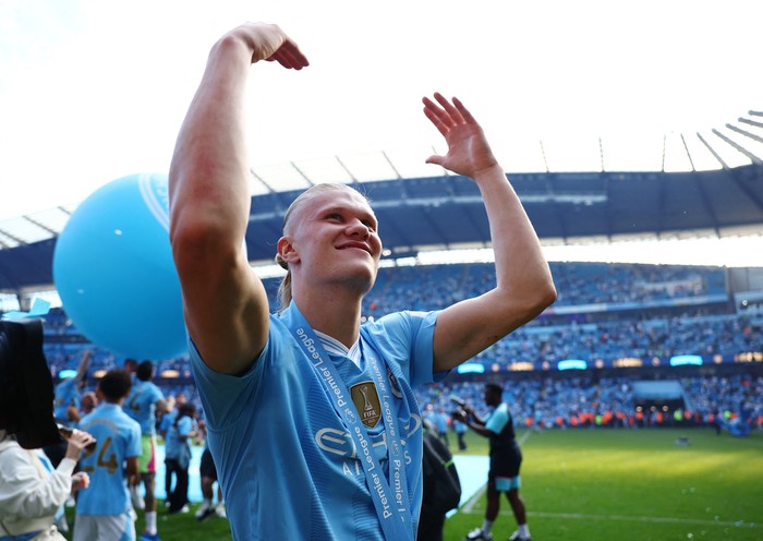 Soccer Football - Premier League - Manchester City v West Ham United - Etihad Stadium, Manchester, Britain - May 19, 2024  Manchester Citys Erling Braut Haaland celebrates winning the Premier League REUTERS/Molly Darlington EDITORIAL USE ONLY. NO USE WITH UNAUTHORIZED AUDIO, VIDEO, DATA, FIXTURE LISTS, CLUB/LEAGUE LOGOS OR LIVE SERVICES. ONLINE IN-MATCH USE LIMITED TO 120 IMAGES, NO VIDEO EMULATION. NO USE IN BETTING, GAMES OR SINGLE CLUB/LEAGUE/PLAYER PUBLICATIONS. PLEASE CONTACT YOUR ACCOUNT REPRESENTATIVE FOR FURTHER DETAILS..