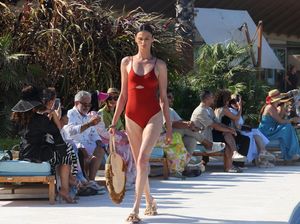 Foto Fashion Show Bersejarah di Saudi, Model Tampil Terbuka Pakai Baju Renang Foto Fashion Show Bersejarah di Saudi, Model Tampil Terbuka Pakai Baju Renang