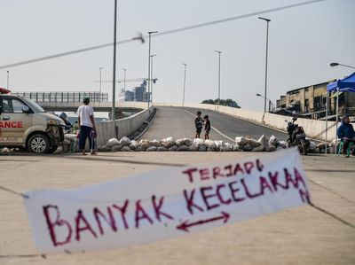 Flyover Ciroyom Bandung yang Baru Beroperasi Kini Ditutup Warga