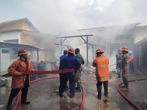 Gudang Sembako di Pacitan Ludes Dilalap Api, 4 Motor Juga Turut Terbakar Gudang Sembako di Pacitan Ludes Dilalap Api, 4 Motor Juga Turut Terbakar