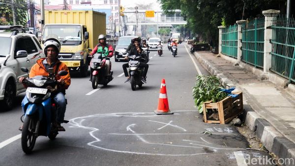 Hati-hati Melintas, Ada Jalan Amblas di Kramat Jati