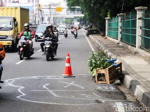 Hati-hati Melintas, Ada Jalan Amblas di Kramat Jati Hati-hati Melintas, Ada Jalan Amblas di Kramat Jati