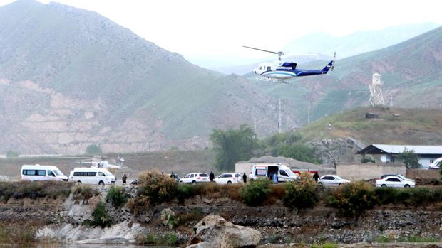 Helikopter yang membawa Presiden Iran Ebrahim Raisi lepas landas, dekat perbatasan Iran-Azerbaijan, 19 Mei 2024. Helikopter yang membawa Raisi kemudian jatuh. (Ali Hamed Haghdoust/IRNA/WANA (West Asia News Agency) via REUTERS)