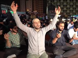 Presiden Raisi Belum Ditemukan, Ribuan Warga Iran Gelar Doa Bersama