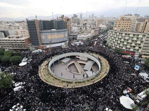Duka Ribuan Warga Iran Turun ke Jalan untuk Presiden Ebrahim Raisi Duka Ribuan Warga Iran Turun ke Jalan untuk Presiden Ebrahim Raisi