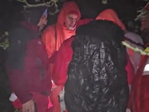 Tim Penyelamat Cari Helikopter Presiden Iran Meski Cuaca Kabut-Berangin