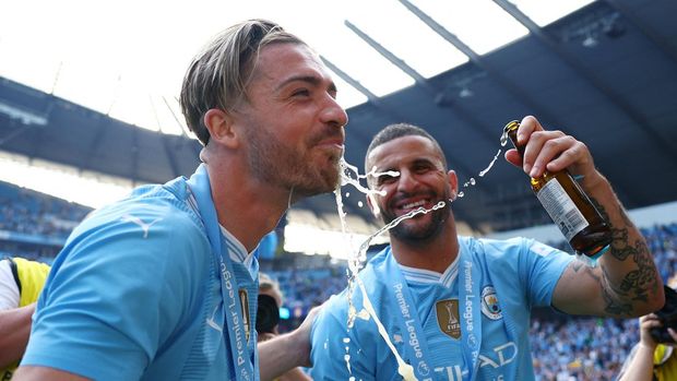 Soccer Football - Premier League - Manchester City v West Ham United - Etihad Stadium, Manchester, Britain - May 19, 2024  Manchester City's Kyle Walker and Jack Grealish celebrate after winning the Premier League REUTERS/Molly Darlington EDITORIAL USE ONLY. NO USE WITH UNAUTHORIZED AUDIO, VIDEO, DATA, FIXTURE LISTS, CLUB/LEAGUE LOGOS OR 'LIVE' SERVICES. ONLINE IN-MATCH USE LIMITED TO 120 IMAGES, NO VIDEO EMULATION. NO USE IN BETTING, GAMES OR SINGLE CLUB/LEAGUE/PLAYER PUBLICATIONS. PLEASE CONTACT YOUR ACCOUNT REPRESENTATIVE FOR FURTHER DETAILS..